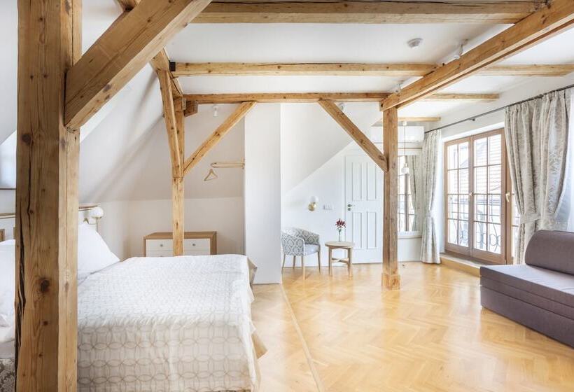 Hotelli At The Golden Scissors