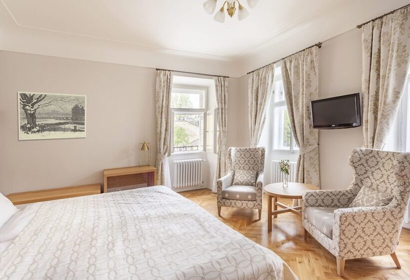 Hotelli At The Golden Scissors