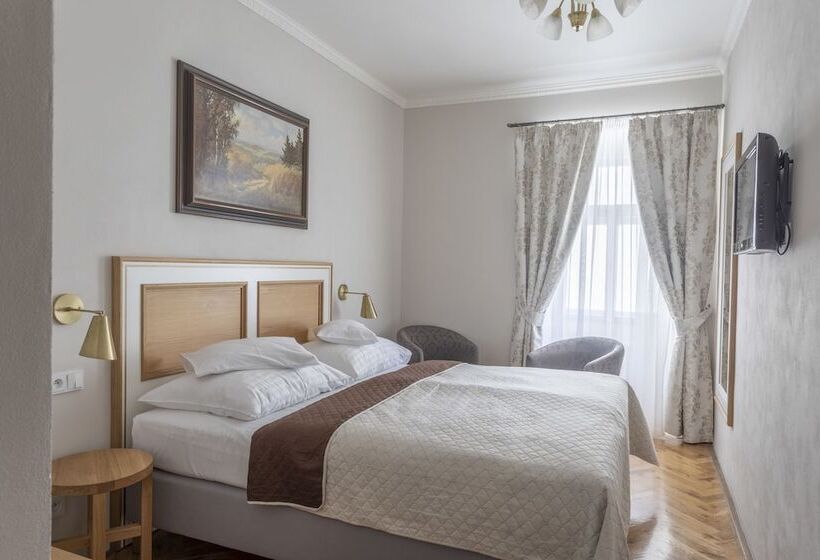 Hotelli At The Golden Scissors