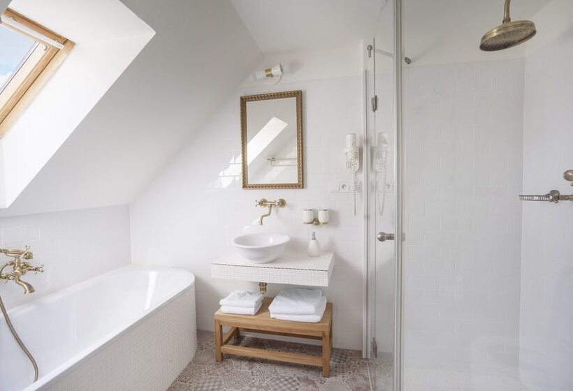 Hotelli At The Golden Scissors