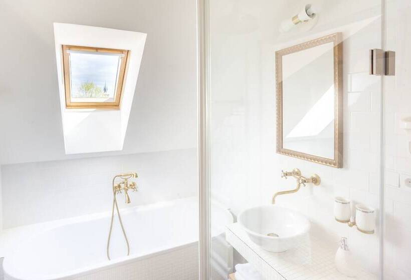 Hotelli At The Golden Scissors