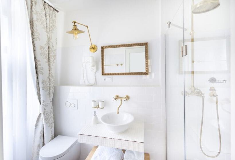 Hotelli At The Golden Scissors