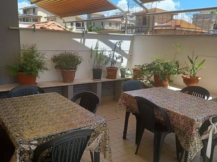 پانسیون Mondo House