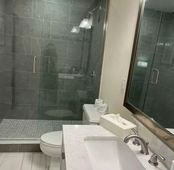 Remodeled, Huge Pool, Tiki Bar & Grill, Quiet Room