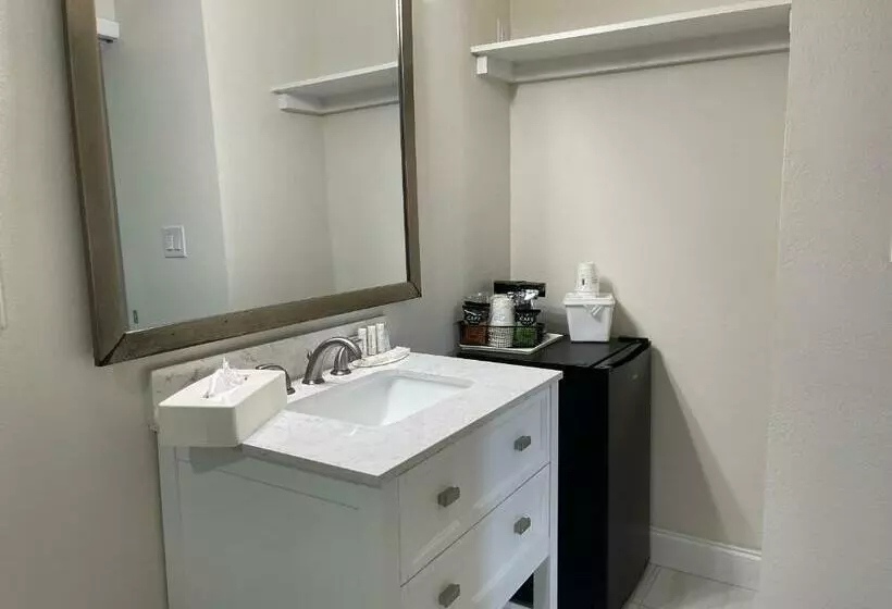 Remodeled, Huge Pool, Tiki Bar & Grill, Quiet Room