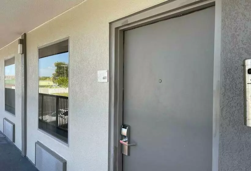 Remodeled, Huge Pool, Tiki Bar & Grill, Quiet Room