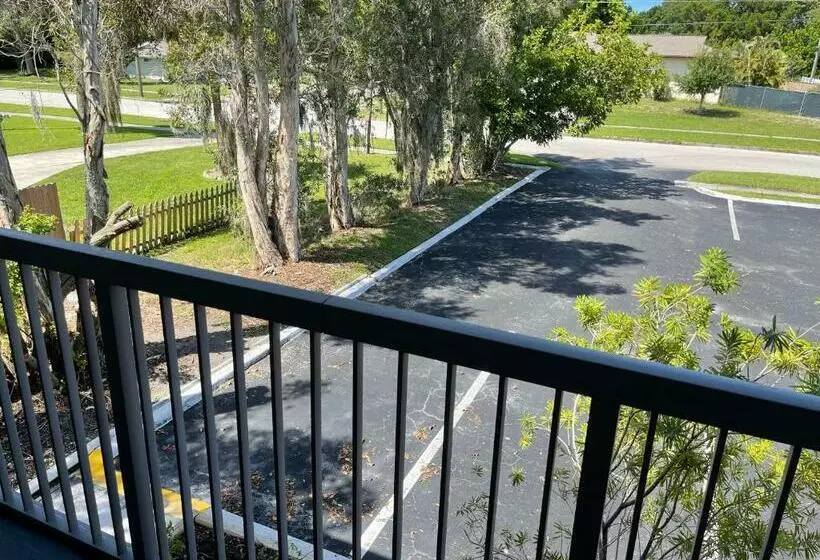 Remodeled, Huge Pool, Tiki Bar & Grill, Quiet Room