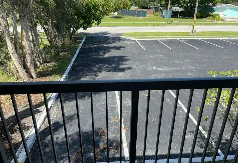 Remodeled, Huge Pool, Tiki Bar & Grill, Quiet Room