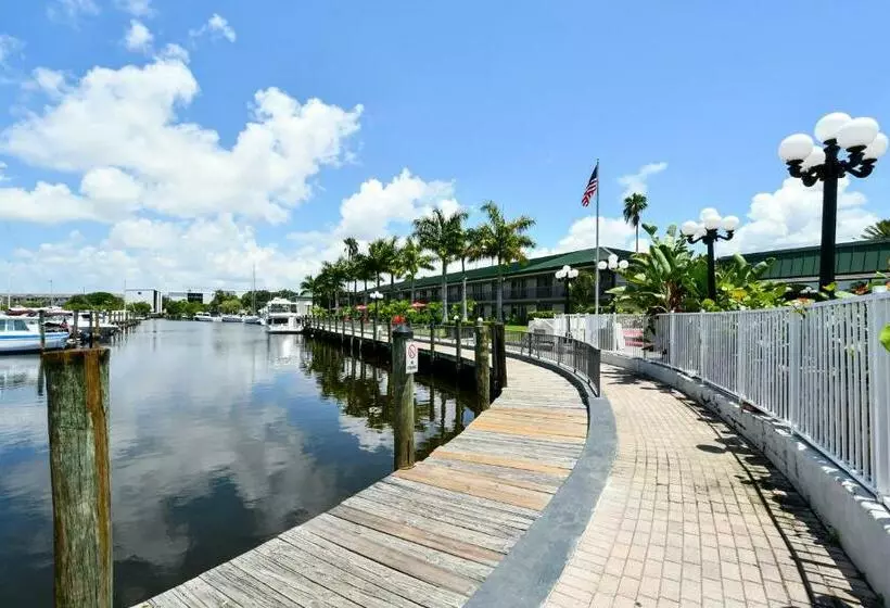 Remodeled, Huge Pool, Tiki Bar & Grill, Quiet Room