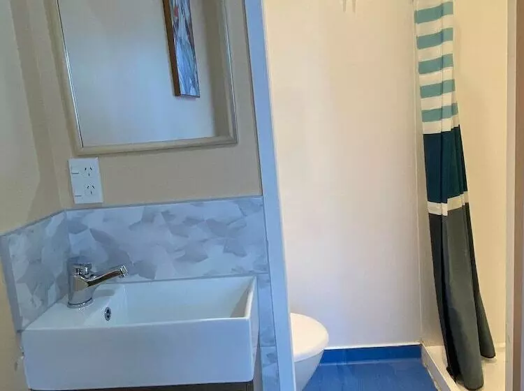 Majatalo Airport Westney Lodge