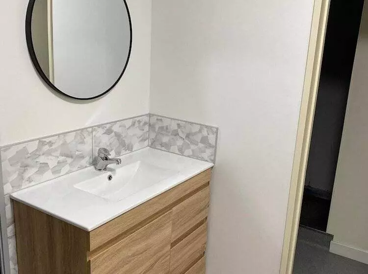 Majatalo Airport Westney Lodge