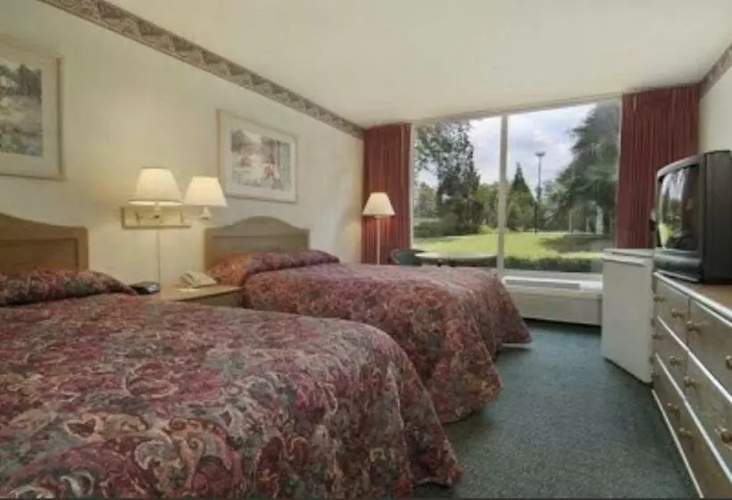 Hotelli Economy Inn & Suites