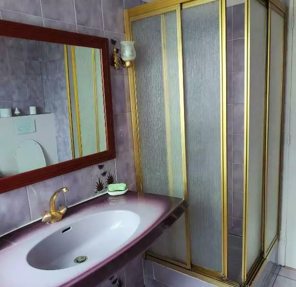 Majatalo Chambre Rouge Dans Une Très Belle Demeure Du 16ème à Saumur Comprenant Cuisine équipée