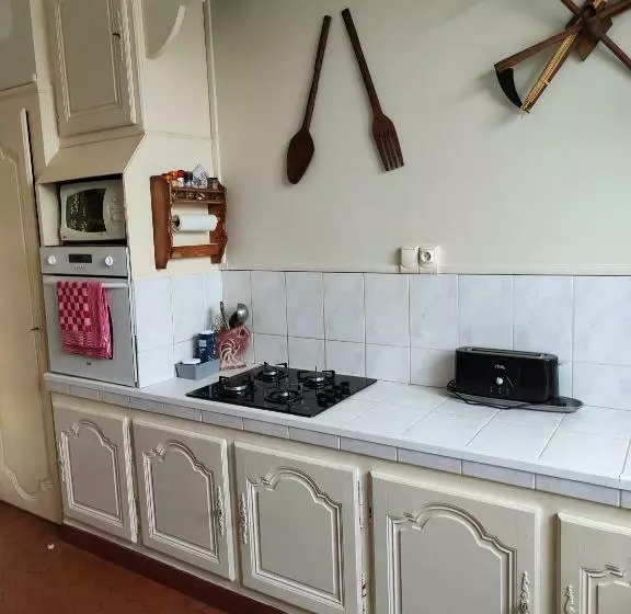 Majatalo Chambre Rouge Dans Une Très Belle Demeure Du 16ème à Saumur Comprenant Cuisine équipée