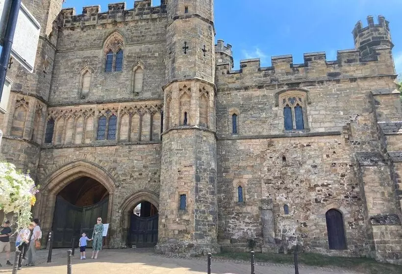 Inviting 5 Bed House In 1066 County   Battle