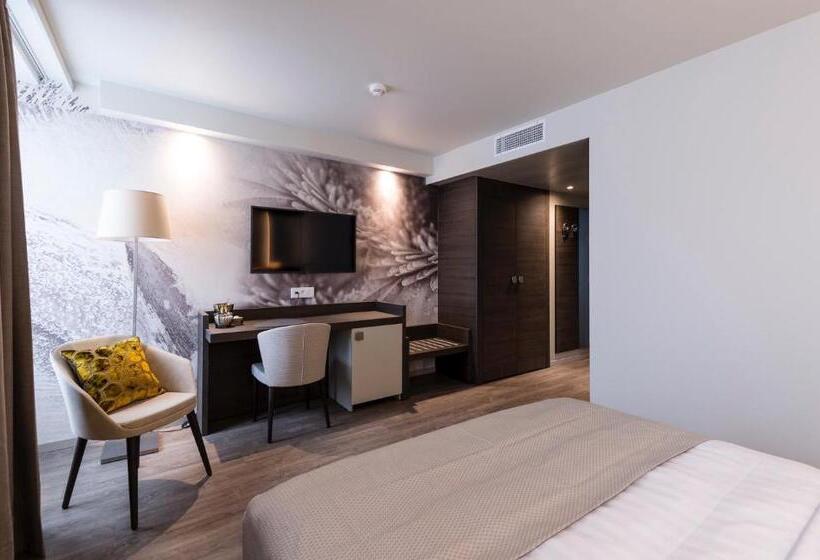 هتل Ambassador Boutique