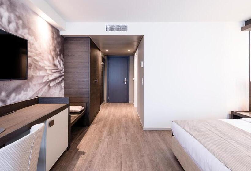 هتل Ambassador Boutique