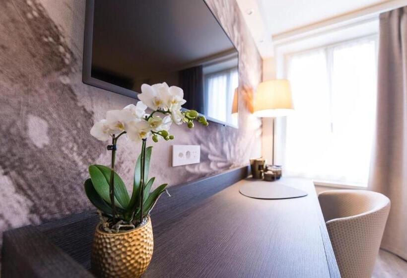 هتل Ambassador Boutique