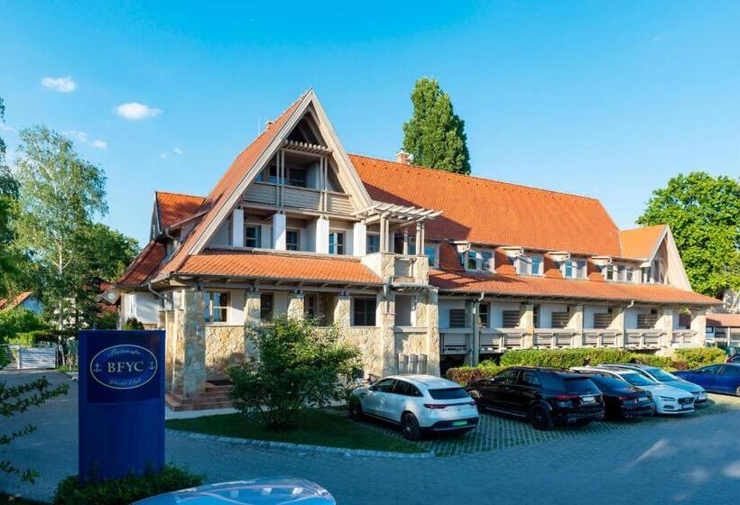 Отель Balatonfői Yacht Club