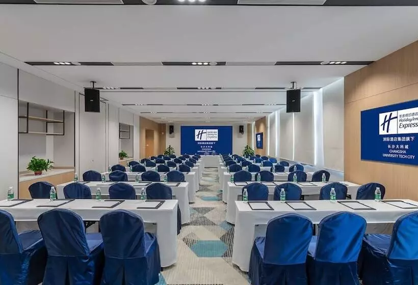 Hotelli Holiday Inn Express Changsha University Tech City By Ihg