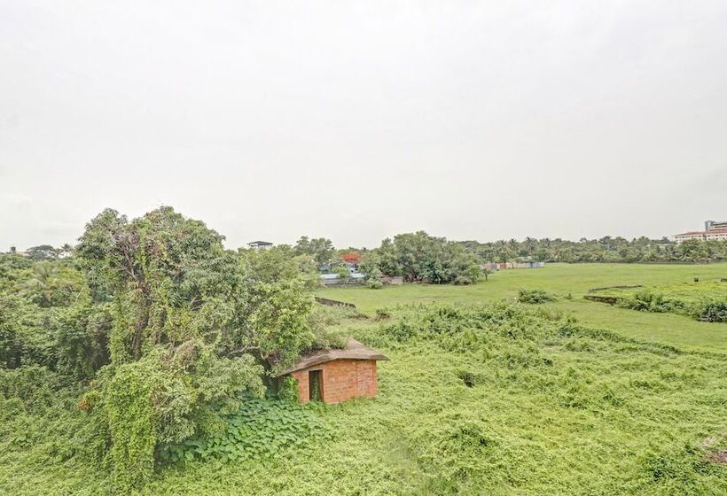 בית מלון כפרי Treebo Grand Vistara Airport Suites