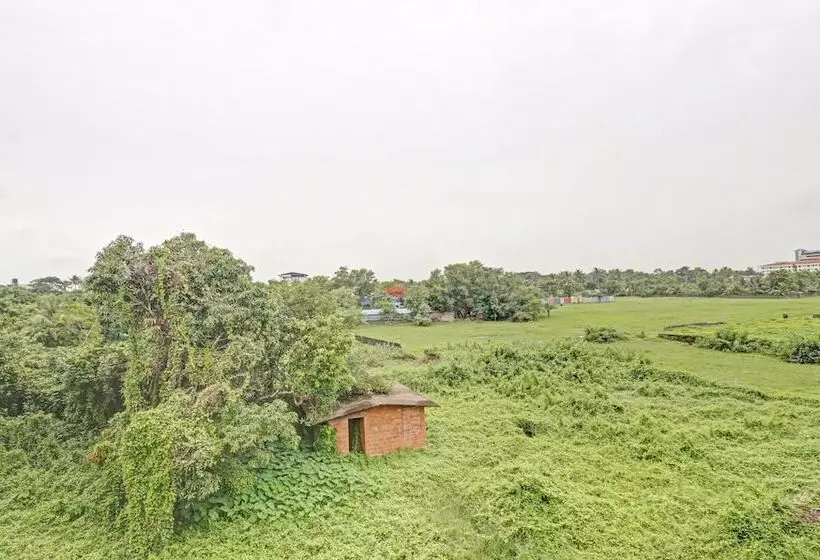 ホテル Treebo Grand Vistara Airport Suites