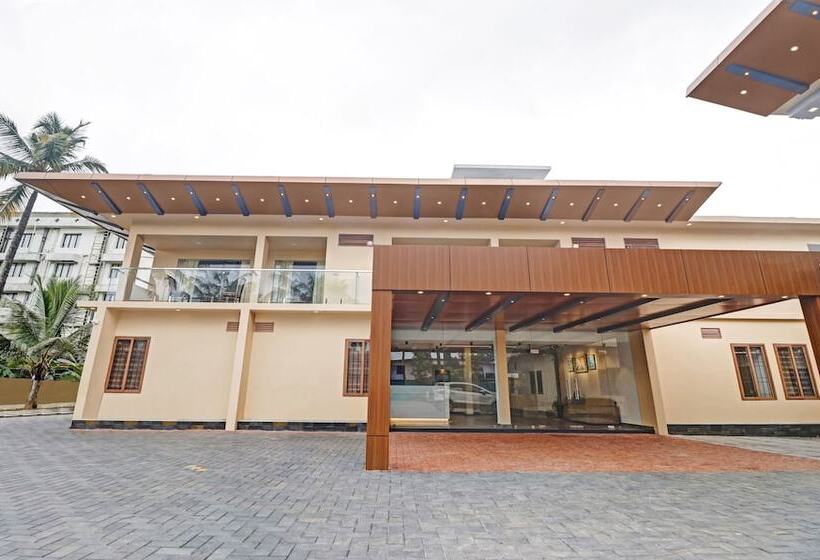 בית מלון כפרי Treebo Grand Vistara Airport Suites