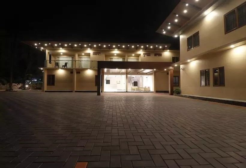 ホテル Treebo Grand Vistara Airport Suites