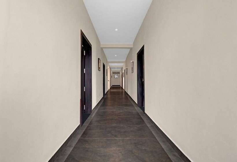 בית מלון כפרי Treebo Grand Vistara Airport Suites