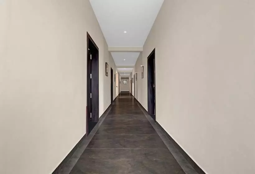 ホテル Treebo Grand Vistara Airport Suites