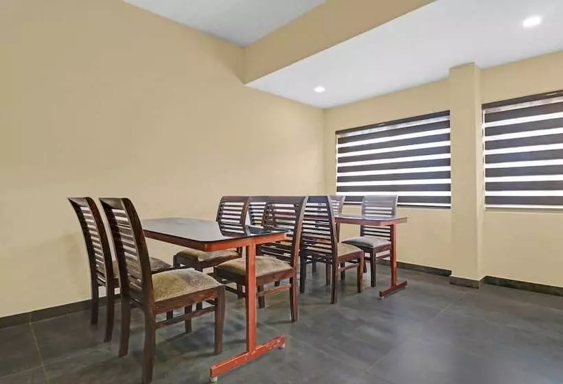 ホテル Treebo Grand Vistara Airport Suites