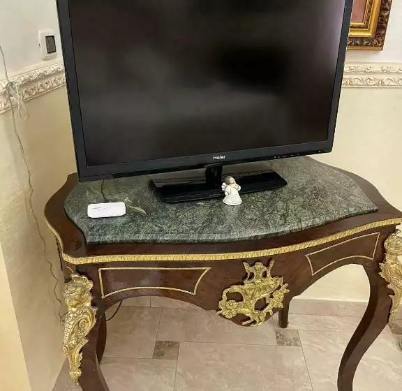 تختخواب و صبحانه Regina Suite