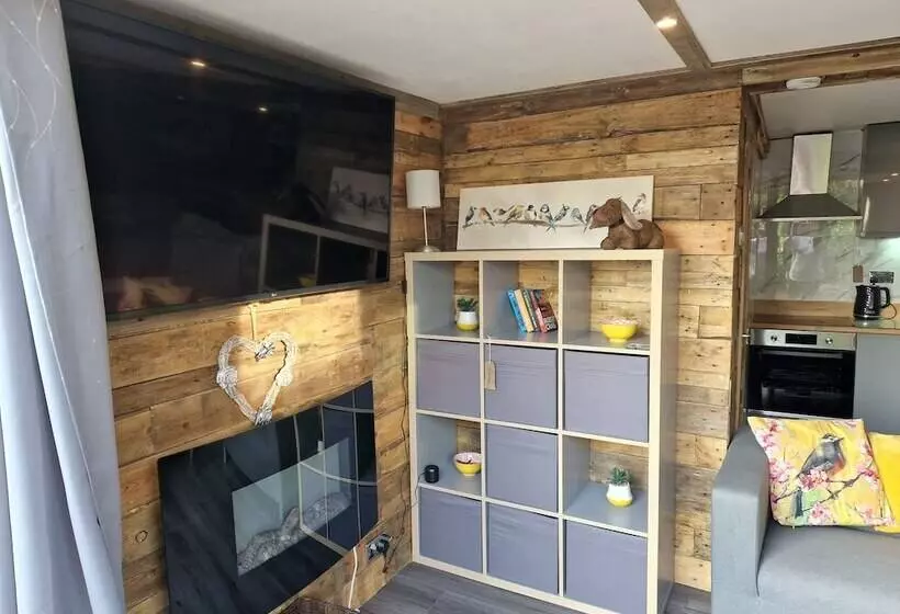 Birdsong Lodge   Peaceful   Dog Friendly