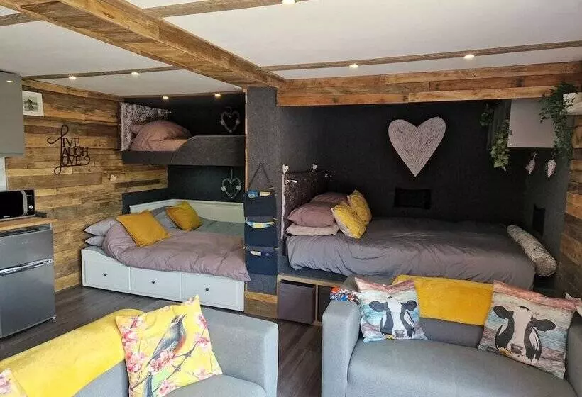 Birdsong Lodge   Peaceful   Dog Friendly