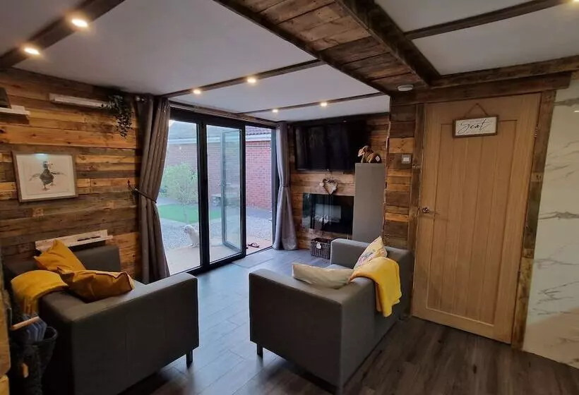 Birdsong Lodge   Peaceful   Dog Friendly