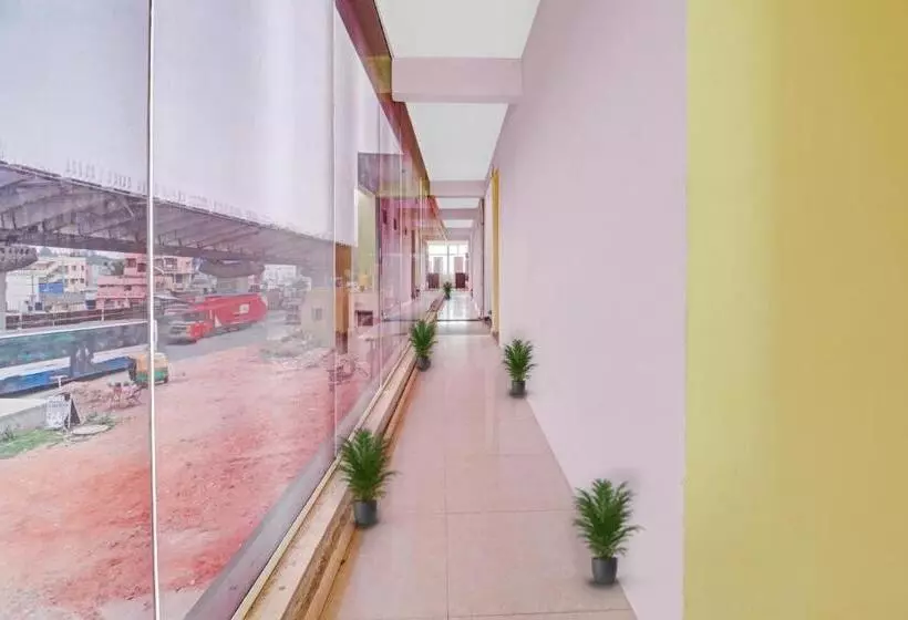 Hotelli Oyo 88893 Lakshmi Sri Deluxe Boarding & Lodgeing