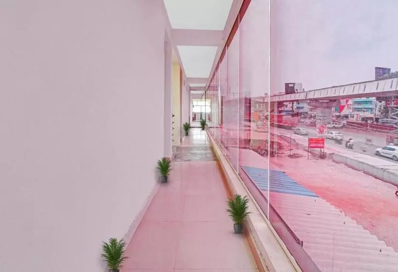 Hotelli Oyo 88893 Lakshmi Sri Deluxe Boarding & Lodgeing