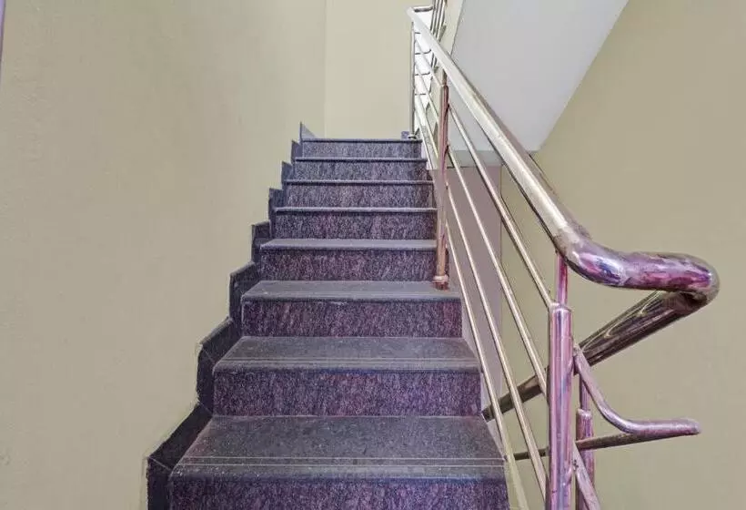 Hotelli Oyo 88893 Lakshmi Sri Deluxe Boarding & Lodgeing