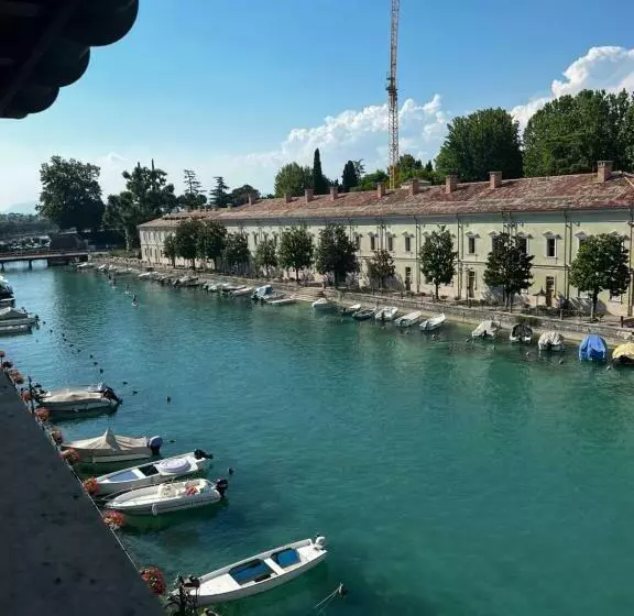 تختخواب و صبحانه C House Rooms Lake