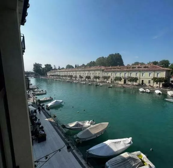 تختخواب و صبحانه C House Rooms Lake