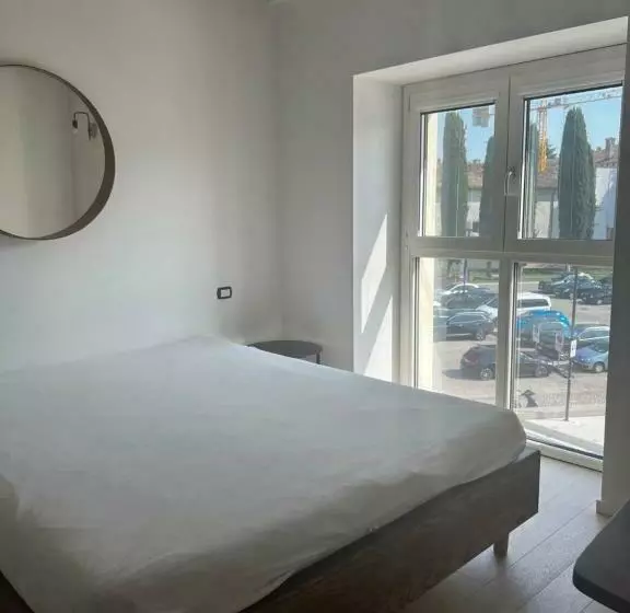 تختخواب و صبحانه C House Rooms Lake