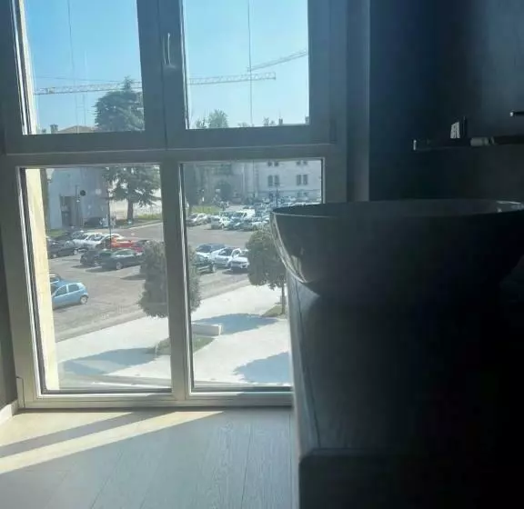 تختخواب و صبحانه C House Rooms Lake