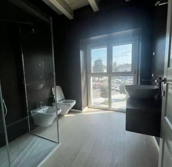 تختخواب و صبحانه C House Rooms Lake