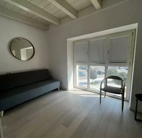 تختخواب و صبحانه C House Rooms Lake