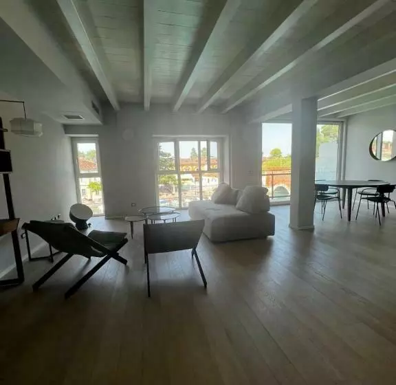 تختخواب و صبحانه C House Rooms Lake