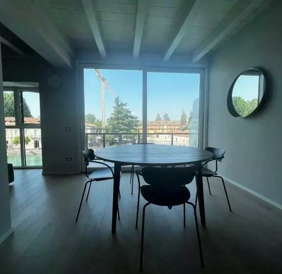 تختخواب و صبحانه C House Rooms Lake