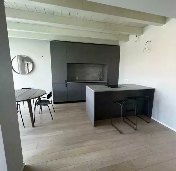 تختخواب و صبحانه C House Rooms Lake