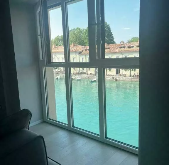 تختخواب و صبحانه C House Rooms Lake