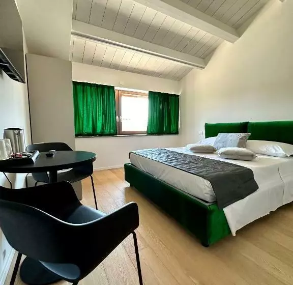 تختخواب و صبحانه C House Rooms Lake