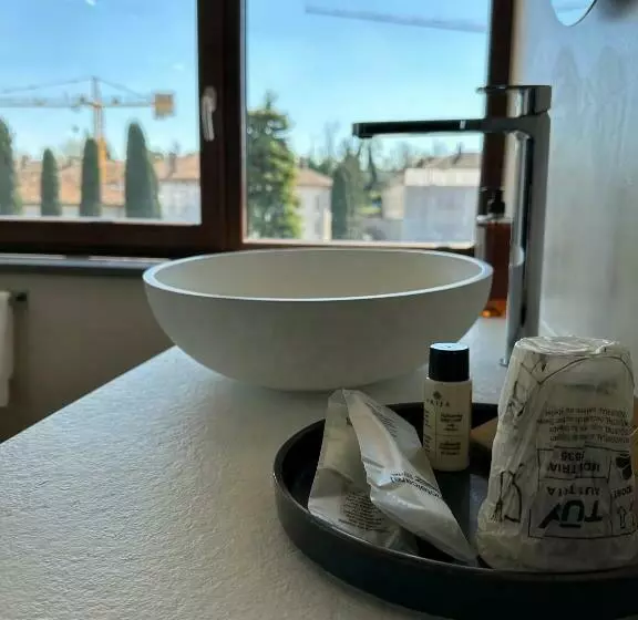 تختخواب و صبحانه C House Rooms Lake